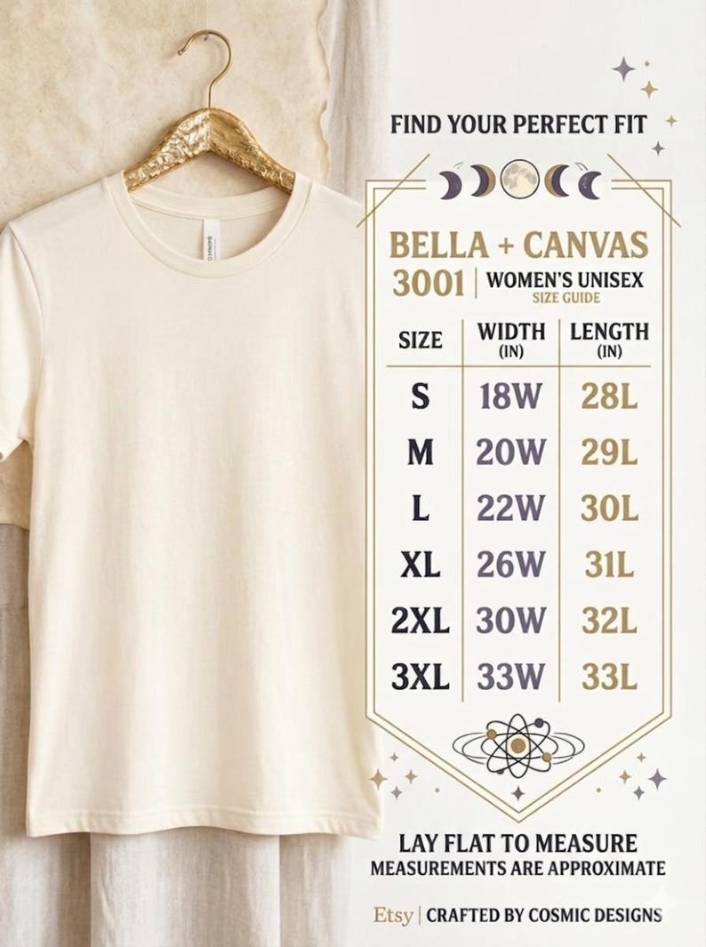 K&ouml;nnte beinhalten: Ein cremefarbenes T-Shirt mit Rundhalsausschnitt an einem goldenen Kleiderb&uuml;gel neben einer Bella + Canvas 3001 Gr&ouml;&szlig;entabelle. Die Tabelle listet die Gr&ouml;&szlig;en S bis 3XL mit Breiten- und L&auml;ngenma&szlig;en in Zoll auf, betitelt als Find Your Perfect Fit.