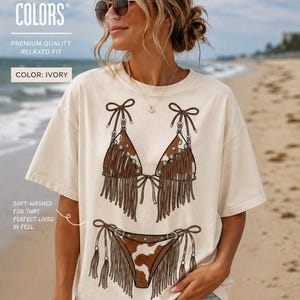 Cowgirl Bikini Fransar Grafisk T-shirt | Elfenbensvit Komfortfärger Westernskjorta