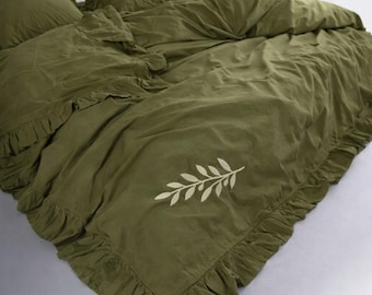Olijfgroen gewassen katoenen linnen dekbedovertrek – geborduurde olijftak, ruches