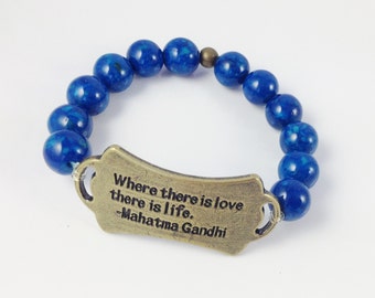 Blau Fossilien Perlen Stretch Armband, Messing Gandhi Zitat Charme