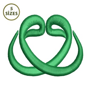 Op de afbeelding: Groen geborduurd ontwerp met een lusvormige, verweven vorm op een witte achtergrond. Een gouden cirkel met de tekst "5 MATEN" staat linksboven. Dit ontwerp is geschikt voor borduurprojecten.