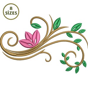 Könnte beinhalten: Gesticktes Blumendesign mit einer rosa Blume und grünen Blättern auf einem goldfarbenen Stiel. Das Design beinhaltet ein Wirbelmuster und den Text "8 SIZES" in einem Kreis.