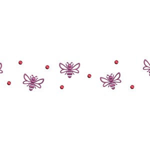 Pode incluir: Um design de bordado com um padrão repetitivo de quatro abelhas magenta estilizadas dispostas numa linha horizontal, intercaladas com pequenos pontos circulares magenta espalhados pela composição sobre um fundo branco liso.