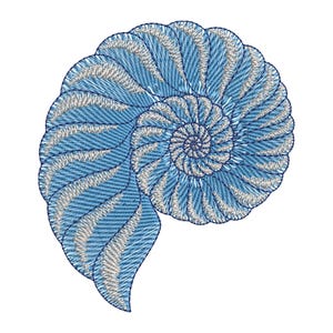 Könnte beinhalten: Ein Stickmuster einer Nautilus-Muschel mit Spiralmuster. Die Muschel besteht aus abwechselnden Segmenten aus hellblauem und weißem Garn, wobei dunkelblaue Umrisse die geschwungenen Kammern der Muschelstruktur deutlich hervorheben.