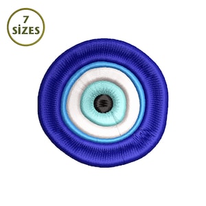 Puede incluir: Una taza de cerámica blanca con un asa negra y el texto "But First, Coffee" en negro, con una fuente de estilo manuscrito. La taza está sobre una superficie blanca.