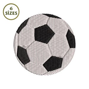 Könnte beinhalten: Gesticktes Fußball-Design mit schwarz-weißen Paneelen. Das Bild enthält eine kreisförmige Grafik mit dem Text "6 GRÖSSEN" in einem grünen Kreis. Dieses Design eignet sich für verschiedene Bastelprojekte.
