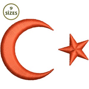 Può includere: Design ricamato con una mezzaluna rossa e una stella a cinque punte, simboli della Turchia, su sfondo bianco. Il design è etichettato con "9 SIZES" in un cerchio verde.