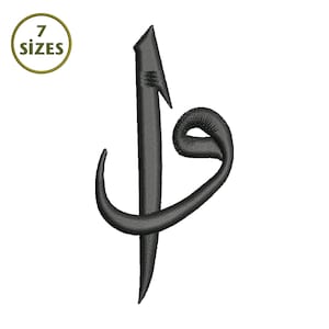 Op de afbeelding: Zwart geborduurd Arabisch kalligrafieontwerp. Het ontwerp toont een gestileerde letter met een gebogen en langwerpige vorm. De tekst "7 SIZES" staat in een gouden cirkel. Het ontwerp staat op een witte achtergrond.