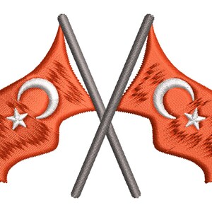 Peut inclure: Un écusson brodé représentant deux drapeaux croisés en tissu orange avec des détails en fil blanc. Chaque drapeau affiche un croissant de lune blanc et une étoile à cinq branches. Les deux mâts sont représentés en fil gris neutre.