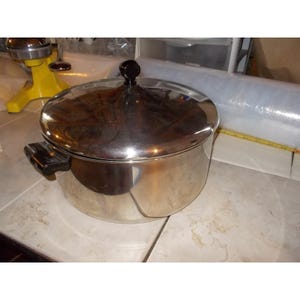 Pentola Farberware da 6 quarti (6 litri) con coperchio vintage in acciaio inox rivestito in alluminio, prodotta negli Stati Uniti.