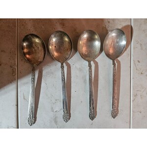 Vintage King Edward verzilverde soeplepels set van 4 met bloemenpatroon en aanslag.