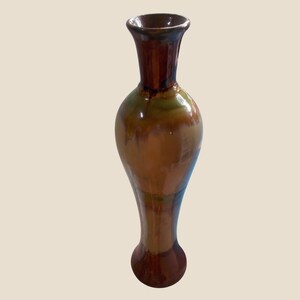 Vaso alto in ceramica firmato Studio Pottery con smalto a goccia, tonalità marrone, verde e terrose, 47 cm.