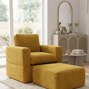 K&ouml;nnte beinhalten: Senfgelber Cord-Sessel mit passendem Hocker. Der Sessel hat eine quadratische Form mit gepolstertem Sitz, R&uuml;ckenlehne und Armlehnen. Der Hocker ist rechteckig. Das Set steht auf einem cremefarbenen Teppich in einem hellen Raum.