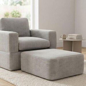 K&ouml;nnte beinhalten: Ein hellgrauer Cord-Sessel und eine passende Fu&szlig;st&uuml;tze. Der Sessel hat eine quadratische Form mit gepolstertem Sitz, R&uuml;ckenlehne und Armlehnen. Die Fu&szlig;st&uuml;tze ist rechteckig.