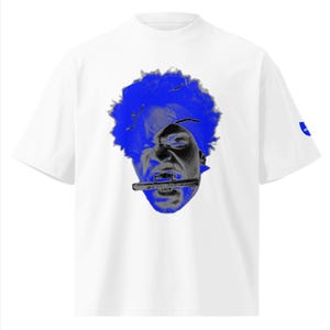 Puede incluir: Camiseta blanca con un diseño gráfico de una cara con pelo azul y una flauta. La cara es en blanco y negro con detalles en azul. La camiseta tiene mangas cortas y cuello redondo.