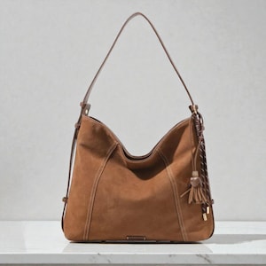 Peut inclure: Une tasse en céramique blanche avec une anse noire et le texte "But First, Coffee" dans un style manuscrit. La tasse est posée sur une surface blanche. La tasse mesure environ 10 cm de haut.