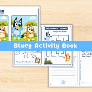 Puede incluir: Un libro de actividades de Bluey abierto, con varias páginas de actividades. Las páginas incluyen un juego de 'Encuentra las diferencias', un laberinto y una actividad de dibujo. El libro presenta ilustraciones de los personajes de Bluey y Bingo.