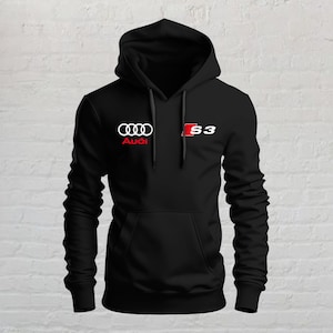 Peut inclure: Un sweat-shirt à capuche noir arborant le logo Audi blanc avec quatre anneaux entrelacés et l'emblème S3 rouge et blanc imprimé sur la poitrine. Le vêtement comprend une poche kangourou, des manches longues à poignets côtelés et une capuche à cordon.