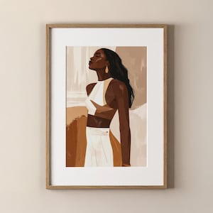 Op de afbeelding: Een kunstafdruk met een gestileerde illustratie van een vrouw in een witte top en broek. Het kunstwerk heeft een neutraal kleurenpalet met bruin- en beigetinten. De vrouw heeft lang zwart haar en draagt gouden oorbellen.