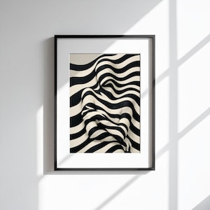 Op de afbeelding: Zwart-wit abstracte kunstprint in een zwarte lijst. Het kunstwerk toont een golvend ontwerp van zwarte strepen op een crèmekleurige achtergrond, waardoor een driedimensionaal effect ontstaat. Moderne wanddecoratie.