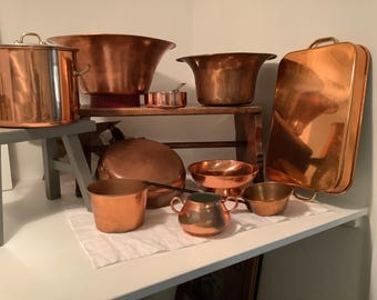 Keukengerei set van massief koper – Vintage kommen, potten en pannen, waarvan sommige in Portugal zijn gemaakt.