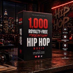 Puede incluir: Una caja negra con las palabras "1,000 Royalty-Free Premium Hip Hop Music" en rojo y blanco. La caja también incluye iconos para uso comercial, libre de regalías y sin duplicados. Está sobre una superficie de madera oscura.