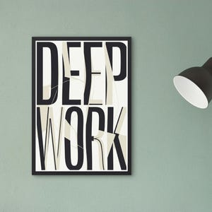 Op de afbeelding: Een set van drie keramische mokken met een gespikkelde, matte afwerking. De mokken zijn in de kleuren crème, lichtbruin en donkerbruin. Elke mok heeft een eenvoudig, minimalistisch ontwerp en een afgeronde handgreep. De mokken zijn op elkaar gestapeld.