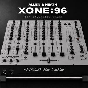 Könnte beinhalten: Ein Allen & Heath XONE:96 DJ-Mischpult auf einem ergonomischen 15-Grad-Ständer. Das silberfarbene Mischpult verfügt über zahlreiche schwarze Drehregler, vertikale Fader und Crossfader sowie den XONE:96-Schriftzug auf der Ober- und Vorderseite.