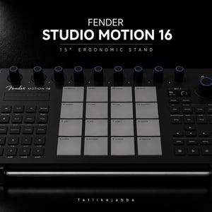Puede incluir: Un controlador de producción musical Fender Studio Motion 16 negro con una cuadrícula de dieciséis pads cuadrados de color gris claro, una fila de ocho perillas giratorias con detalles azules, un dial circular grande y botones en un soporte de 15 grados.