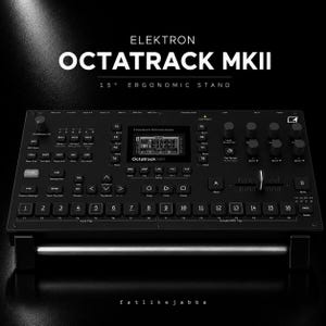 Könnte beinhalten: Ein schwarzer Elektron Octatrack MKII Sampler auf einem 15-Grad-Ergonomieständer. Das Gerät verfügt über einen zentralen Bildschirm, zahlreiche Tasten, Drehregler, einen Crossfader und sechzehn Track-Trigger-Tasten. Der Text lautet Elektron Octatrack MKII.