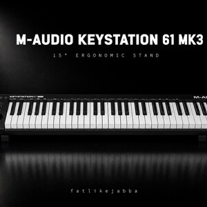 Könnte beinhalten: Das M-Audio Keystation 61 MK3 ist ein schwarzes MIDI-Keyboard mit weißen und schwarzen Tasten. Der Text M-AUDIO KEYSTATION 61 MK3 und 15° ERGONOMIC STAND erscheint über dem Gerät, mit dem Text fatlikejabba zentriert am unteren Rand.