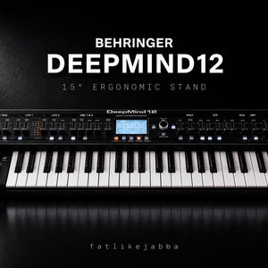 Puede incluir: Un teclado sintetizador Behringer DeepMind 12 negro con teclas blancas y negras, y una pantalla digital central. La unidad cuenta con paneles laterales rojos, numerosos mandos de control y deslizadores. El texto dice BEHRINGER DEEPMIND12 15° ERGONOMIC STAND.