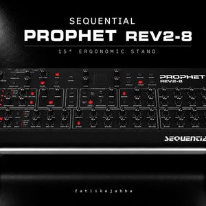 Könnte beinhalten: Ein schwarzer Sequential Prophet REV2-8 Synthesizer auf einem 15-Grad-Ergonomieständer. Das Gerät verfügt über Holzseitenteile, zahlreiche schwarze Drehregler, rote Kontrollleuchten und weiße Beschriftungen. Der Markenname Sequential ist aufgedruckt.
