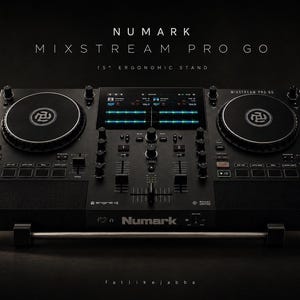 Może przedstawiać: Czarny kontroler DJ Numark Mixstream Pro Go z dwoma okrągłymi kołami jog i centralnym panelem sterowania. Tekst "Numark Mixstream Pro Go" jest wyświetlany nad kontrolerem. Obraz jest na ciemnym tle.