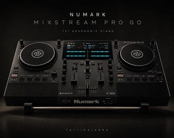 Könnte beinhalten: Ein schwarzer Numark Mixstream Pro Go DJ-Controller mit zwei kreisförmigen Jogwheels und einem zentralen Bedienfeld. Der Text "Numark Mixstream Pro Go" wird über dem Controller angezeigt. Das Bild ist vor einem dunklen Hintergrund.