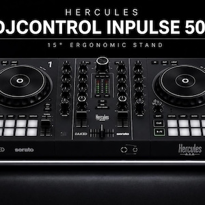以下が含まれることがあります： 15度の人間工学に基づいたスタンドを備えた黒いHercules DJControl Inpulse 500 DJコントローラー。このデバイスには、2つのジョグホイール、複数のノブ、スライダー、バックライト付きパフォーマンスパッドが搭載されています。ユニットのテキストには、Hercules、DJUCED、Seratoが含まれています。