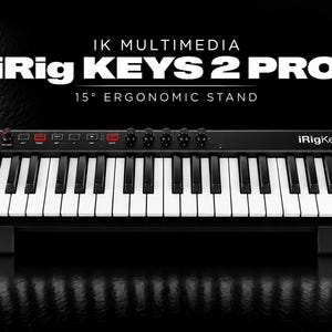 Może przedstawiać: Klawiatura sterująca MIDI IK Multimedia iRig KEYS 2 PRO posiada czarno-białe klawisze, czarną obudowę z czerwonymi akcentami oraz ergonomiczny stojak o nachyleniu 15 stopni. Panel górny zawiera pokrętła, przyciski oraz napis iRig KEYS 2 PRO.
