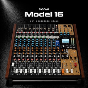Peut inclure: Table de mixage audio Tascam Model 16 avec support ergonomique à 15 degrés. La console présente une surface de contrôle noire avec de nombreux boutons bleus, orange et blancs, ainsi que plusieurs faders, canaux d'entrée et un écran numérique.