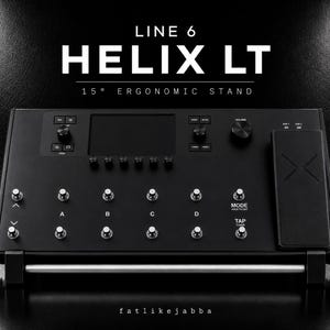 以下が含まれることがあります： 15度の人間工学に基づいたスタンドに設置された黒いLine 6 Helix LTギタープロセッサー。中央のディスプレイ画面、A、B、C、Dとラベル付けされた複数の銀色のフットスイッチ、ボリュームノブ、右側のエクスプレッションペダルが特徴です。