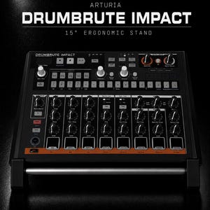 以下が含まれることがあります： 15度の人間工学に基づいた黒いスタンドに設置されたArturia DrumBrute Impactドラムマシン。デバイスには、白いテキストでラベル付けされた多数のノブ、ボタン、パッドを備えた黒いコントロールパネルがあります。スタンドには銀色の水平バーが付いています。