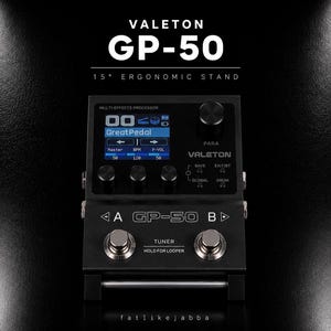 Könnte beinhalten: Ein schwarzer Valeton GP-50 Multieffektprozessor mit digitalem Display, drei Drehreglern, einem Parameter-Knopf und zwei metallischen Fußschaltern mit der Beschriftung A und B sowie Text für Tuner- und Looper-Funktionen.