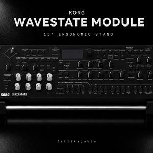 Peut inclure: Un synthétiseur Korg Wavestate Module noir sur un support ergonomique de 15 degrés. L'appareil comporte de nombreux boutons, potentiomètres et un petit écran. Le texte Korg Wavestate Module et 15 degree ergonomic stand est visible.
