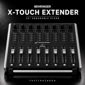Op de afbeelding: Een zwarte Behringer X-Touch Extender bedieningsoppervlak met acht gemotoriseerde faders, acht draaiknoppen en meerdere knoppen. Het apparaat bevat een ergonomische standaard van 15 graden en is voorzien van de productnaam en het merklogo.