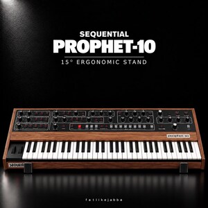 Puede incluir: Un sintetizador Sequential Prophet-10 con acabado de veta de madera, un panel de control negro con numerosos mandos y botones, y un teclado estándar. El texto superior dice en letras blancas SEQUENTIAL PROPHET-10 15° ERGONOMIC STAND.