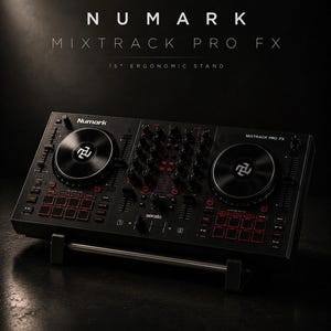 以下が含まれることがあります： 赤く光るボタンとジョグホイールを備えた黒いNumark Mixtrack Pro FX DJコントローラー。コントローラーは15度の人間工学に基づいたスタンドを備え、Seratoのロゴが見えます。Numarkのロゴは左上にあります。