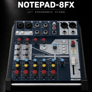 Könnte beinhalten: Ein Soundcraft Notepad-8FX Audiomischpult mit dunkelblauem und grauem Gehäuse auf einem ergonomischen 15-Grad-Ständer. Das Gerät verfügt über mehrere Eingangskanäle, Drehregler in Rot, Gelb und Blau, einen Master-Fader sowie USB-Anschluss.