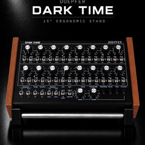 Könnte beinhalten: Ein schwarzer Doepfer Dark Time Analog-Sequenzer auf einem 15-Grad-Ergonomie-Ständer mit Holzseitenteilen. Das Gerät verfügt über zahlreiche silberne Drehregler, Kippschalter und weiße Beschriftungen auf einem schwarzen Metallgehäuse.