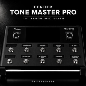 以下が含まれることがあります： 15度の人間工学に基づいたスタンドを備えた黒いFender Tone Master Proギターエフェクトプロセッサー。中央のディスプレイ画面、2つの銀色のコントロールノブ、およびさまざまなエフェクトラベルが付いた10個の金属製フットスイッチが含まれています。
