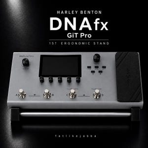 Puede incluir: Una pedalera multiefectos gris Harley Benton DNAfx GiT Pro con pantalla central, cinco perillas de control, cuatro interruptores de pie metálicos etiquetados A, B, C y D, un pedal de expresión negro y una base de soporte de 15 grados.