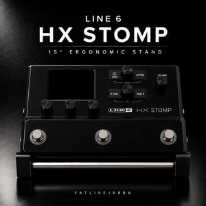 以下が含まれることがあります： Line 6 HX Stompギタープロセッサー用のブラックの15度エルゴノミックスタンド。スタンドは頑丈なフレームで、ベース部分にシルバーの水平バーが付いています。LINE 6 HX STOMP 15 DEGREE ERGONOMIC STANDおよびFATLIKEJABBAというテキストが表示されています。